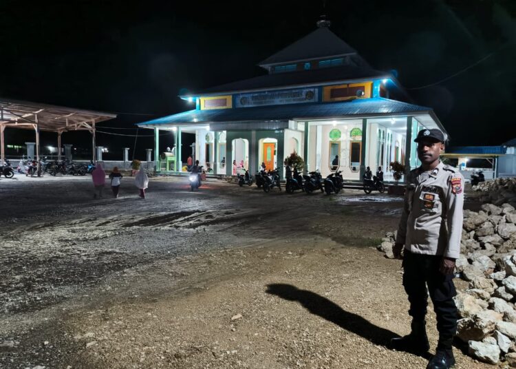 Ciptakan situasi aman, Polsek Bonggo Polda Papua Rutin Gelar Pengamanan Sholat Tarawih