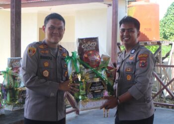 Polsek Nimbokrang Polda Papua Serahkan Bingkisan Idulfitri kepada Anggota Beragama Muslim