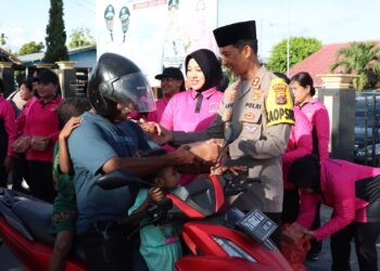 Ramadhan Berkah, Polres Biak Numfor Polda Papua Beserta Bhayangkari Berbagi Takjil