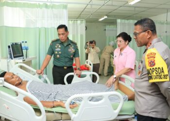 Kapolda Papua Jenguk Korban Penyerangan dan Pembakaran Yang Terjadi di Kabupaten Yahukimo