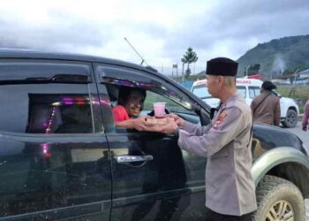 Polres Tolikara Polda Papua Tengah Bagikan Takjil Gratis Di Pos Pengamanan Ramadhan