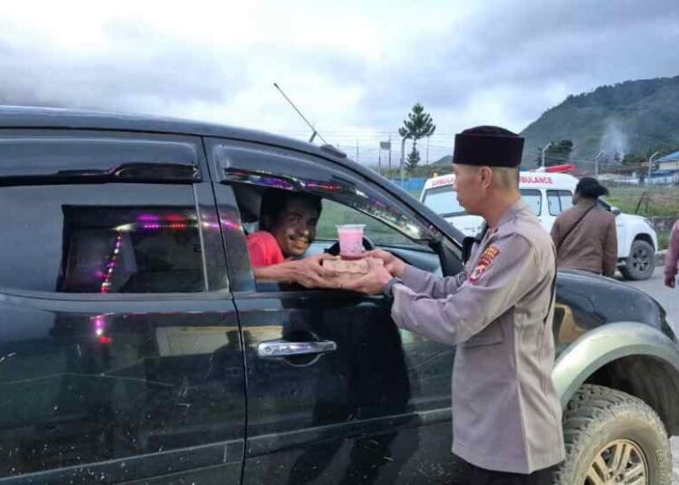 Polres Tolikara Polda Papua Tengah Bagikan Takjil Gratis Di Pos Pengamanan Ramadhan