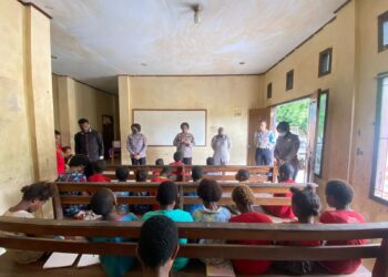 Subsatgas Si-Ipar Polres Jayapura Gelar Pembelajaran bagi Anak-Anak Mamberamo di Sentani