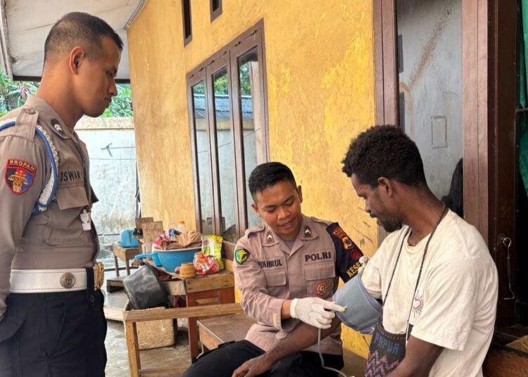 Satgas Keladi Sagu Polres Jayapura Gelar Pemeriksaan Tensi Kesehatan bagi Warga Asrama Mamberamo di Sentani