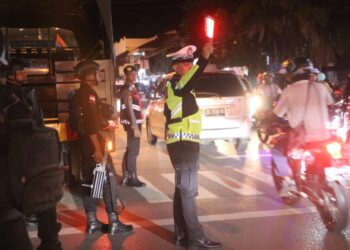 Personel Gabungan Operasi Ketupat Cartenz Polda Papua Lanjutkan Patroli Malam Guna Memastikan Keamanan Masyarakat