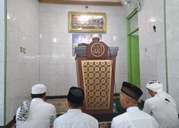 Warga Asrama Polisi Polda Papua Dok VIII Atas Sholat Idul Fitri 1446 H di Masjid Nurul Falah