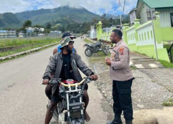 Polres Tolikara Polda Papua Ajak Masyarakat Untuk Taati Peraturan Berlalulintas