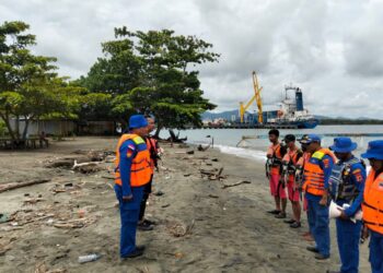 Sat Polair Polres Nabire dan Basarnas Nabire Gelar Patroli Laut dan Himbauan Keselamatan di Pantai Wisata