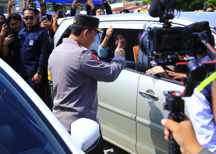 Kapolri Sapa dan Beri Bingkisan ke Pemudik di Tol Kalikangkung