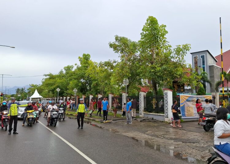 Sat Lantas Polres Mimika Polda Papua Tengah, Lakukan Pengaturan Minggu Palma di Gereja Katederal Tiga Raja