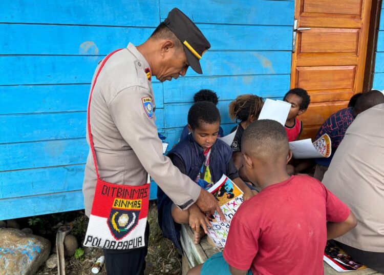 Personel Satgas Si Ipar ORC 2025 Hadir Ajarkan Generasi Muda Papua Mengenali Huruf dan Angka