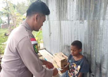 Pastikan Kesehatan Bersama Subsatgas Keladi Sagu Hadir Obati Anak Yang Sedang Sakit