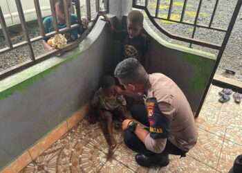 Peduli Sesama, Subsatgas Keladi Sagu Polres Jayapura Obati Anak Sakit di Doyo Baru