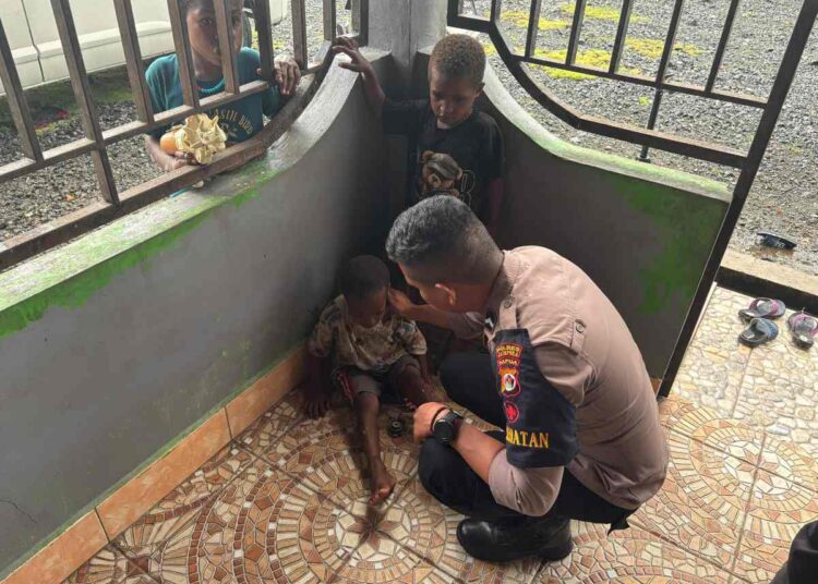 Peduli Sesama, Subsatgas Keladi Sagu Polres Jayapura Obati Anak Sakit di Doyo Baru