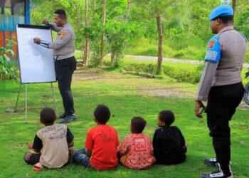 Satgas Si-Ipar ORC 2025 Ajar Membaca Serta Menulis Anak-anak Yang Tidak Bersekolah di Kab. Yalimo