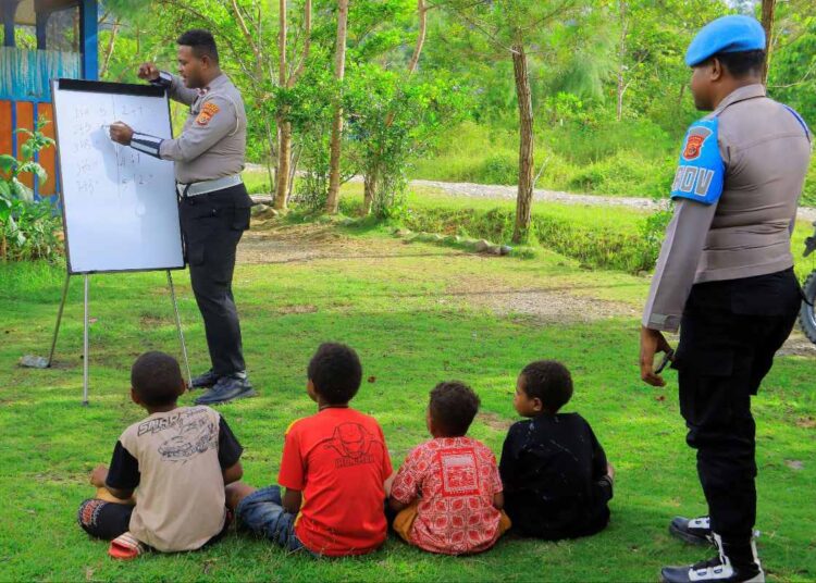 Satgas Si-Ipar ORC 2025 Ajar Membaca Serta Menulis Anak-anak Yang Tidak Bersekolah di Kab. Yalimo