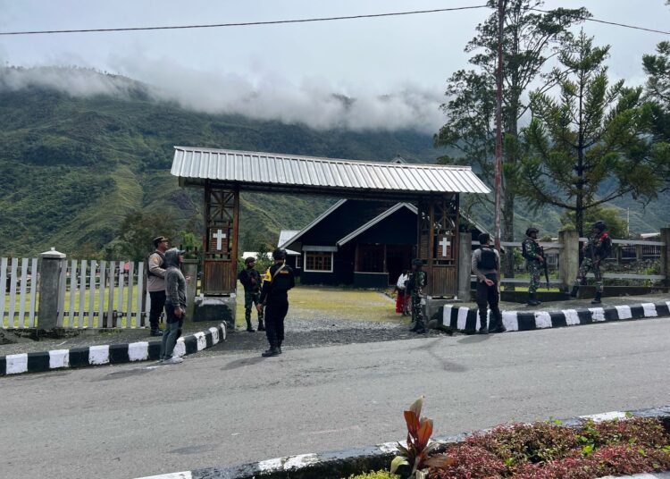 Personel Gabungan TNI-POLRI di Kab. Puncak Jaya Gelar Patroli Dialogis dan Amankan Jalannya Ibadah Minggu Paskah