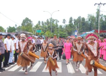 Polres Supiori Gelar Tradisi Penyambutan Kapolres Baru
