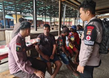 Pastikan Kesehatan Bersama Subsatgas Keladi Sagu Hadir Memeriksan Kesehatan Masyarakat
