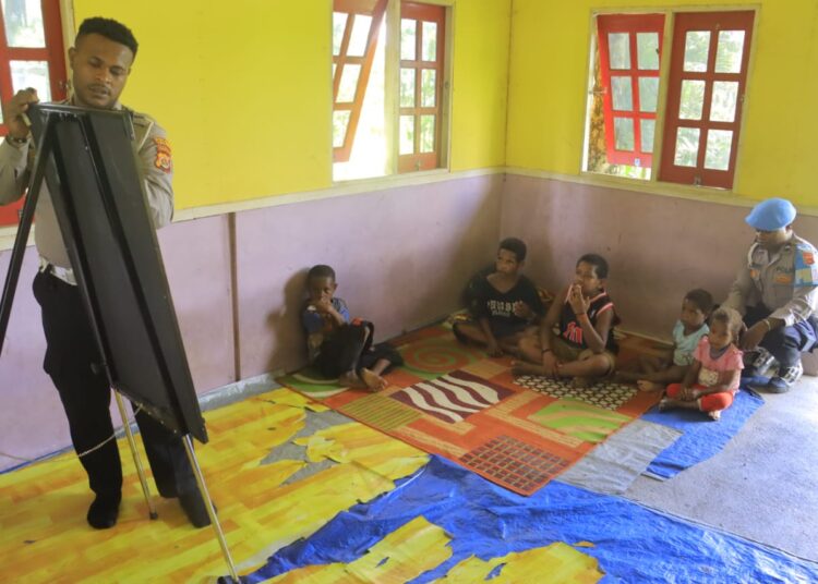 Satgas Si-Ipar Polres Yalimo Ajar Anak-anak di Elelim Menghitung Dengan Cepat
