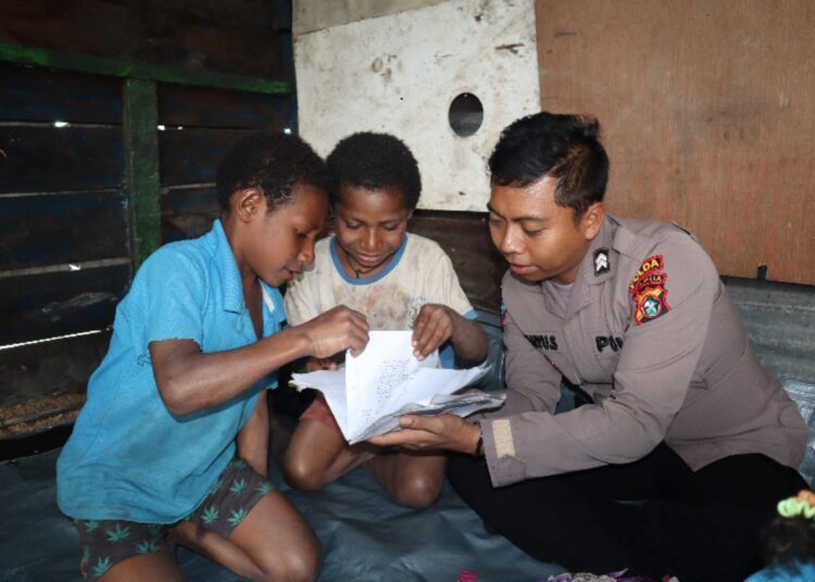 Operasi Rasaka Cartenz 2025: Subsatgas Si-ipar Polres Jayawijaya Berikan Pendidikan Kepada Anak-anak di Kampung Honai Lama 