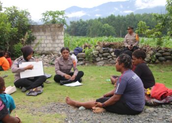 Sub Satgas Si-Ipar Ajarkan Anak-anak di Kompleks Bahtera Hebron, Sentani dalam Rangka Ops Rasaka Cartenz 2025