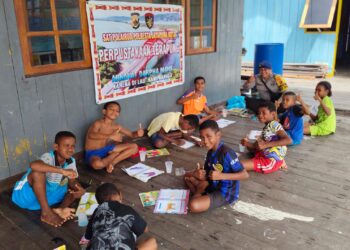 Satuan Polair Polresta Hadirkan Perpustakaan Terapung di Kampung Enggros