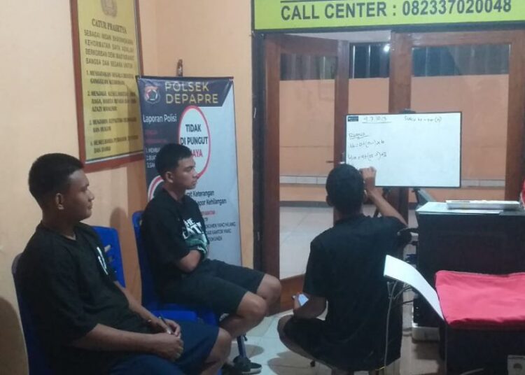 Bhabinkamtibmas Kampung Waiya Berikan Pembekalan Akademik Bagi Casis Bintara Polri Tahun 2025