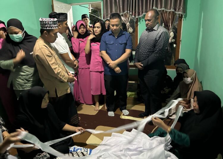 Wujud Bela Sungkawa, Kapolres Sarmi Polda Papua Melayat Ke Rumah Duka Anak Dari Anggotanya Yang Meninggal