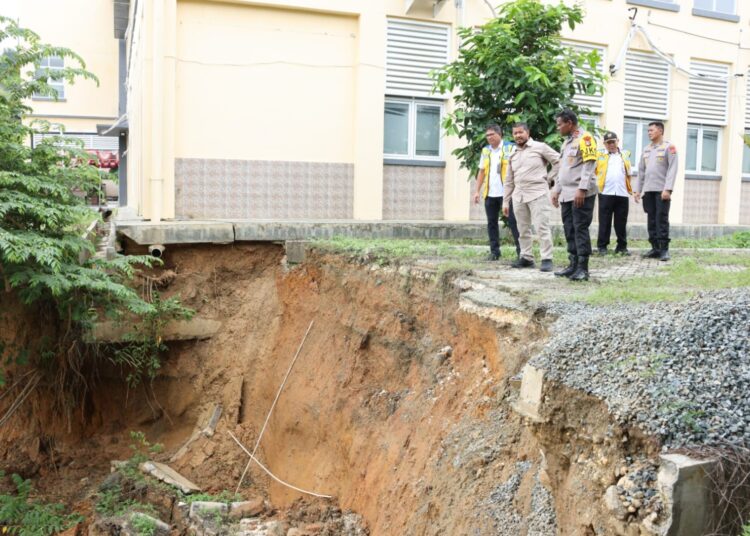 Kapolda Papua Cek Lokasi Longsor di RS Bhayangkara TK II Jayapura