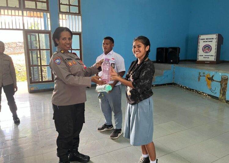 Satgas Si-Ipar Polres Jayapura Sosialisasikan Bahaya Kenakalan Remaja di SMK Negeri 3 Sentani