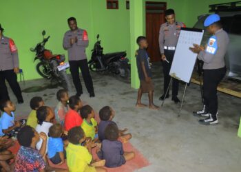 Polri Melalui Satgas Si-ipar Ajarkan Anak-anak Berhitung Serta Mengenal Angka Di Kabupaten Yalimo