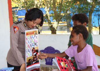 Polisi Mengajar di Pelosok, Subsatgas SI-IPAR Polres Jayawijaya Hadir di Kampung Wesaput