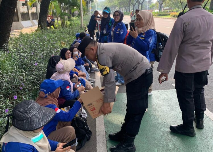 Polisi Bagikan 500 Duz Air Mineral Dan Permen Untuk Massa Buruh Di DPR