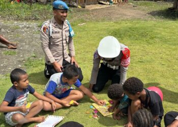 Polres Lanny Jaya Polda Papua Melalui Subsatgas Si Ipar Mengajar, Berikan Edukasi dan Himbauan Kamtibmas kepada Anak-Anak di Yokobak