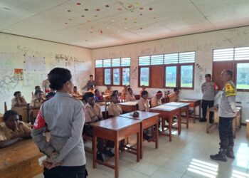 Program si-ipar operasi rasaka cartenz 2025 hadir berikan materi dasar-dasar gerakan dalam berlalu lintas di sma n 1 oksibil kab. pegunungan bintang
