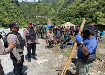 Polsek Tembagapura Polda Papua Tengah Laksanakan Pengamanan Acara Bakar Batu di Batu Besar Kimbeli Distrik Tembagapura