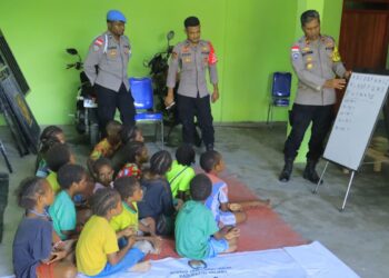 Polisi Jadi Pengajar Di Pelosok Negri, Ciptakan Keceriaan Belajar bagi Anak-anak Papua