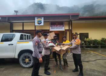 Polsek Tembagapura Polda Papua Tengah Berikan Bantuan Kepada Keluarga Duka di Kampung Utikini