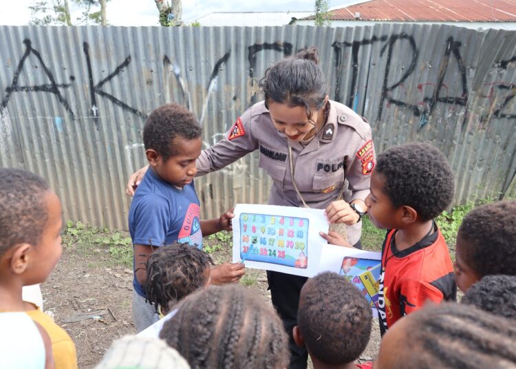 Polisi Humanis: Subsatgas Si-Ipar Operasi Rasaka Cartenz 2025 Edukasi Anak-anak di Rumah Pengungsi Masyarakat Yali-Wamena Kota, Jayawijaya