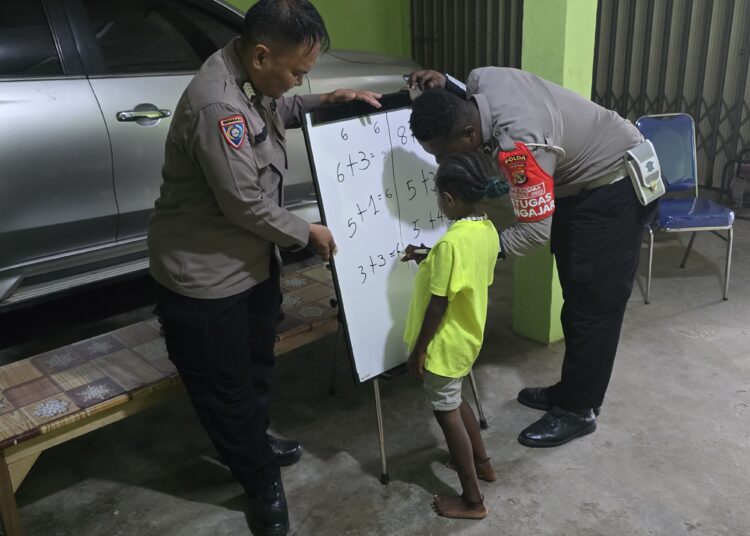 Polisi Mengajar, Wujud Kepedulian Terhadap Pendidikan Anak Papua