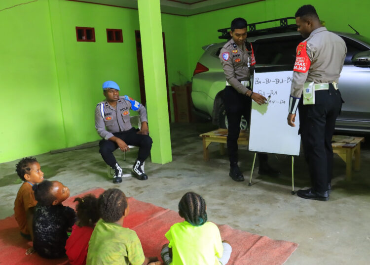 Satgas Si-Ipar Operasi Rasaka Cartenz dengan Semangat Ajar Anak-anak di Kabupaten Yalimo Belajar Membaca