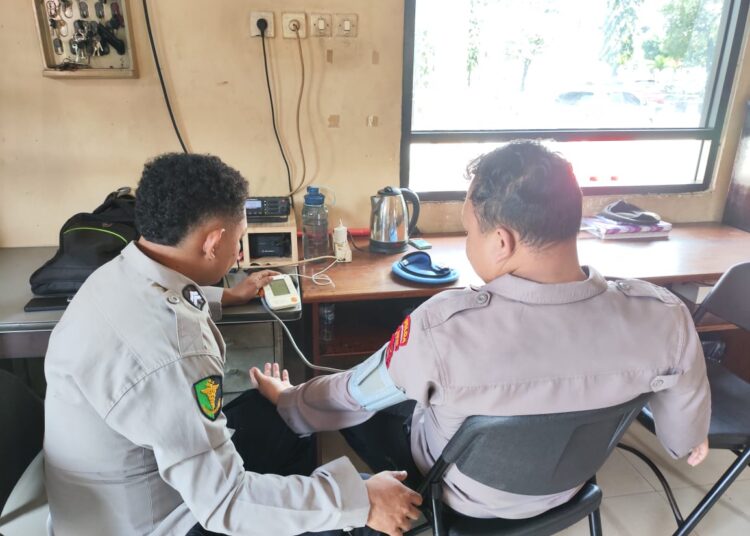 Pastikan Dalam Kondisi Prima, Satgas Banops Ops Sikat Cartenz 2025 Periksa Kesehatan Personelnya