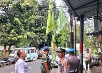 Polisi Tertibkan Ratusan Bendera Ormas di Jakpus