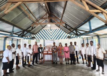 Kapolsek Bonggo Polda Papua Berikan Bantuan Sarana Ibadah Kepada Jemaat GKI Lahai Roi Anus