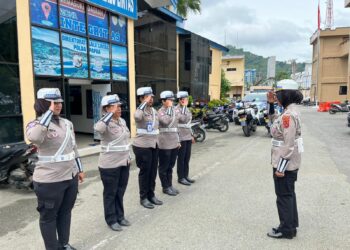 Ciptakan Kamseltibcarlantas, Srikandi Pinang Biru Ditlantas Polda Papua Gencar Laksanakan Patroli dan Imbauan