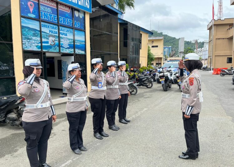 Ciptakan Kamseltibcarlantas, Srikandi Pinang Biru Ditlantas Polda Papua Gencar Laksanakan Patroli dan Imbauan