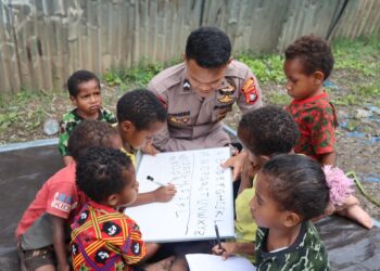 Polres Jayawijaya Gelar Giat Edukasi Anak-Anak di Kampung Pikhe, Kabupaten Jayawijaya