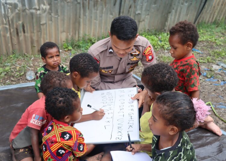 Polres Jayawijaya Gelar Giat Edukasi Anak-Anak di Kampung Pikhe, Kabupaten Jayawijaya