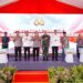 Hadiri Ground Breaking Asrama Polresta Samarinda, Kapolri Bagikan Sumur Bor-Sembako ke Warga